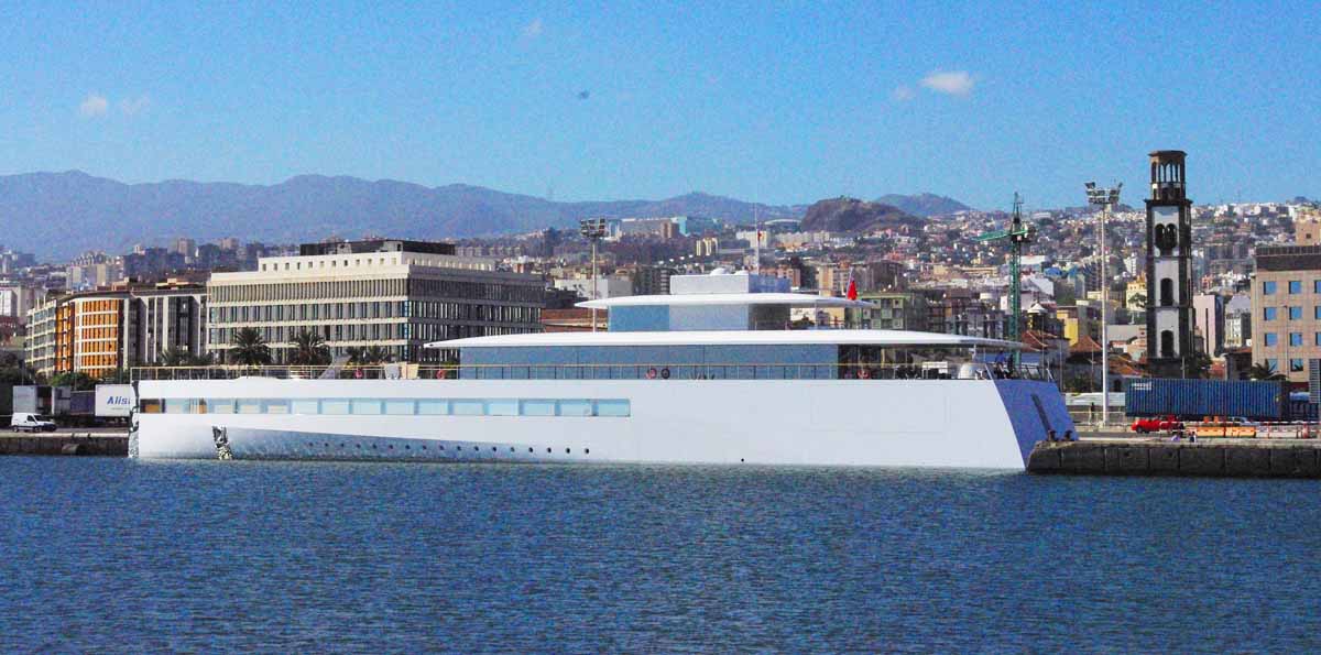 El barco de lujo de Steve Jobs, jefe de Apple, llega a Tenerife