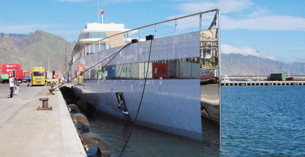 El yate de Steve Jobs amarrado en el muelle del puerto de Santa Cruz de Tenerife