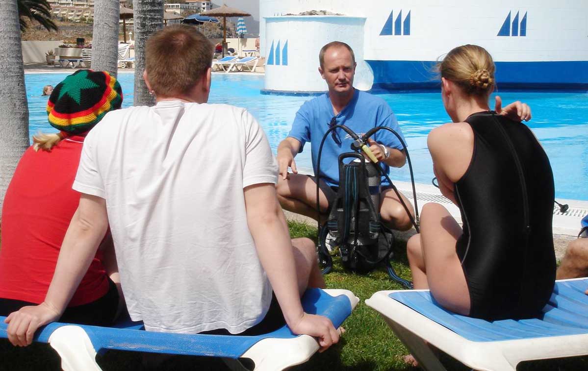 El instructor de buceo explica la técnica de inmersión