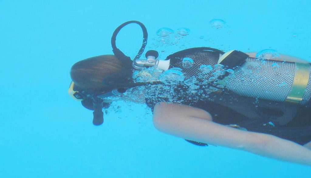 Hay que acostumbrarse al nado bajo la superficie del agua con la botella de buceo colocada en la espalda 