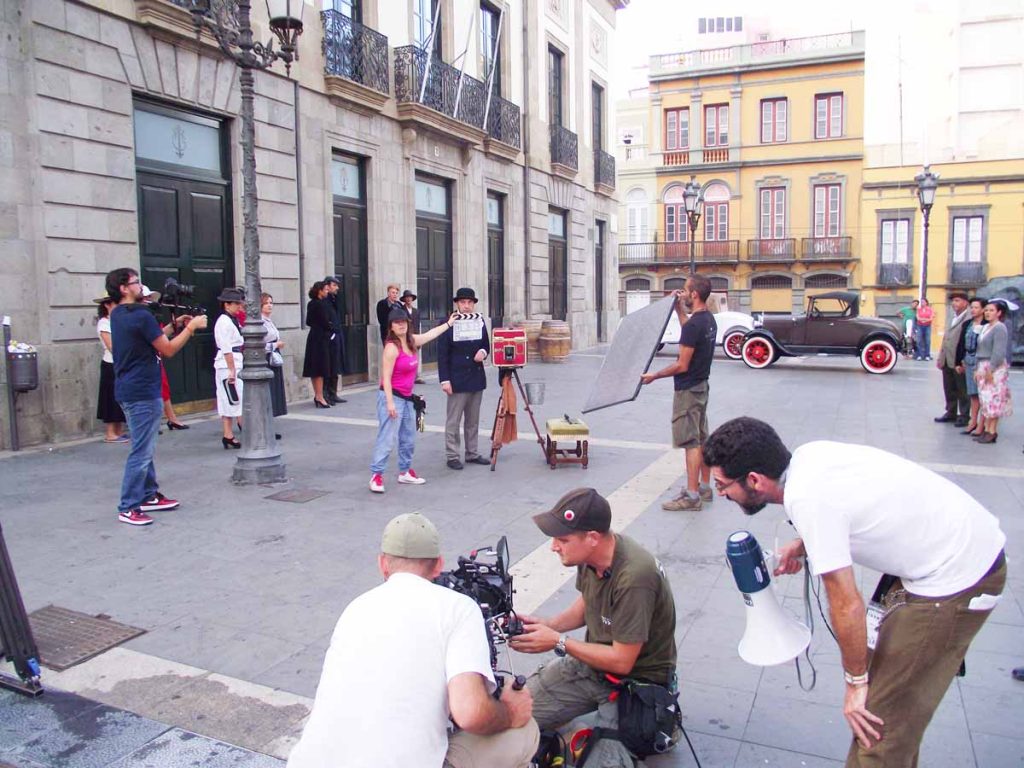 Un equipo de cámara prepara la siguiente toma en la Plaza de Madera de Santa Cruz