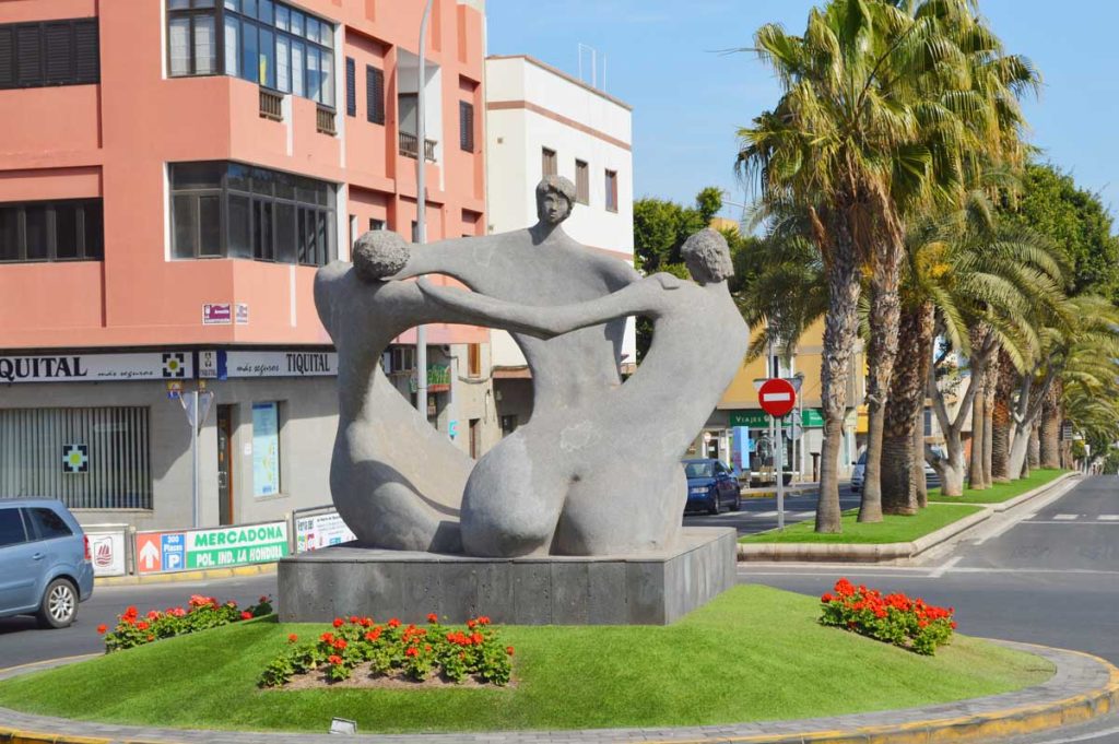 El "Monumento a la Unidad" de F. Curbelo en una glorieta de la capital de Fuerteventura atrae las vistas