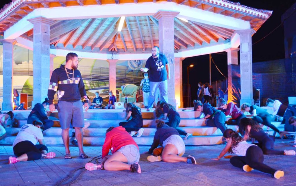 La noche del ensayo general en la plaza de la iglesia de Valle de Guerra