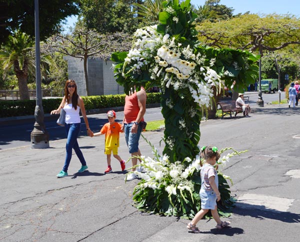 . . . de cruces hechas de flores atraen las vistas