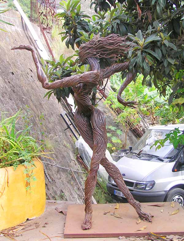 Escultura de una mujer a tamaño natural 