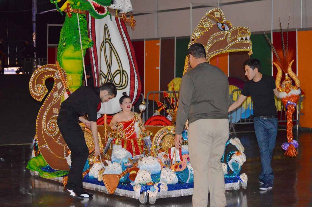 Detrás del decorado se preparan las fantasías del concurso de la Reina Infantil   