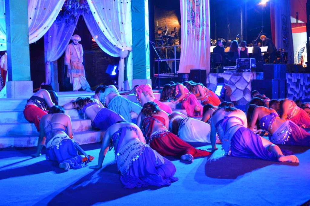 La representación teatral en la plaza de la iglesia de Valle de Guerra