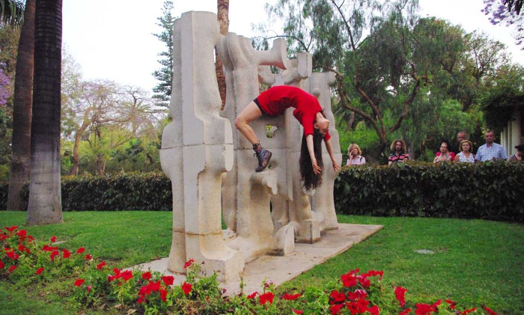 Una danzarina incluye  la escultura en su coreografía 