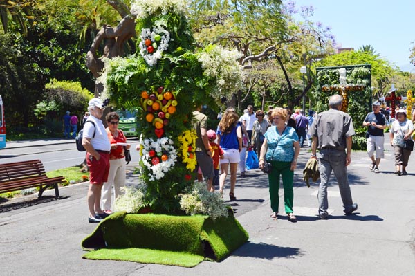 Turistas y residentes admiran las obras florales