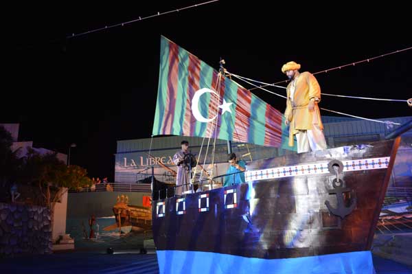 El barco turco durante la representación teatral