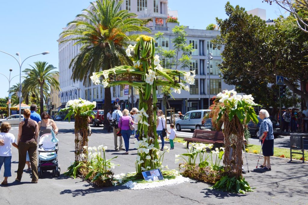 El Día de la Cruz en la capital tinerfeña: la creatividad de los artistas no tiene límites