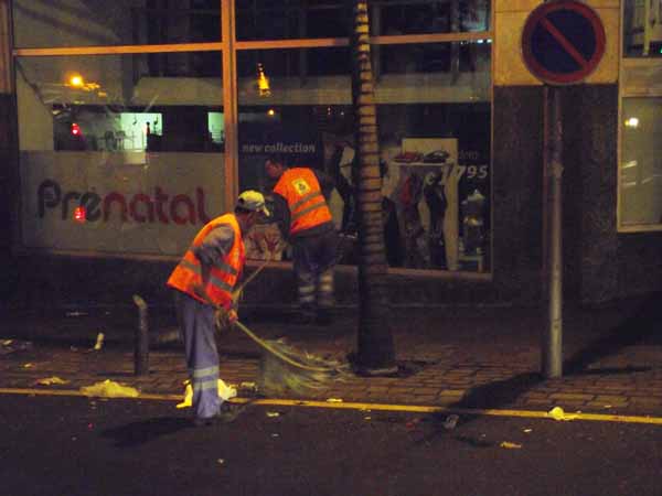 . . . a unos cincuenta metros de distancia