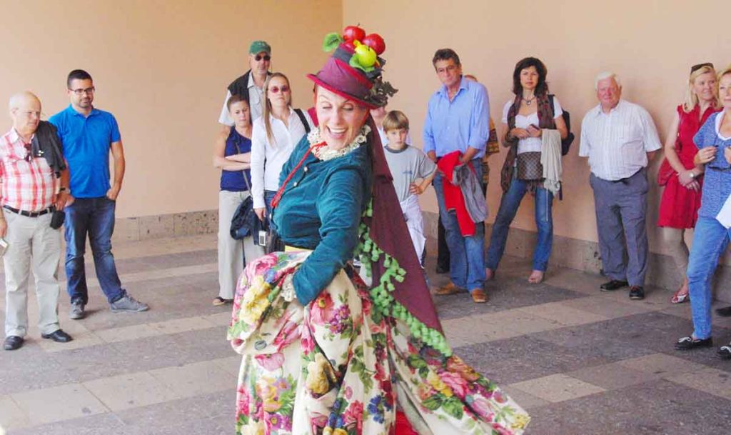 La señora La Orotava baila en los alrededores del Ayuntamiento