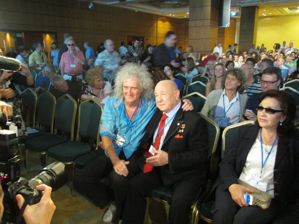 Invitados de lujo: Brian May (Queen) y el cosmonauta Alexei Leonov