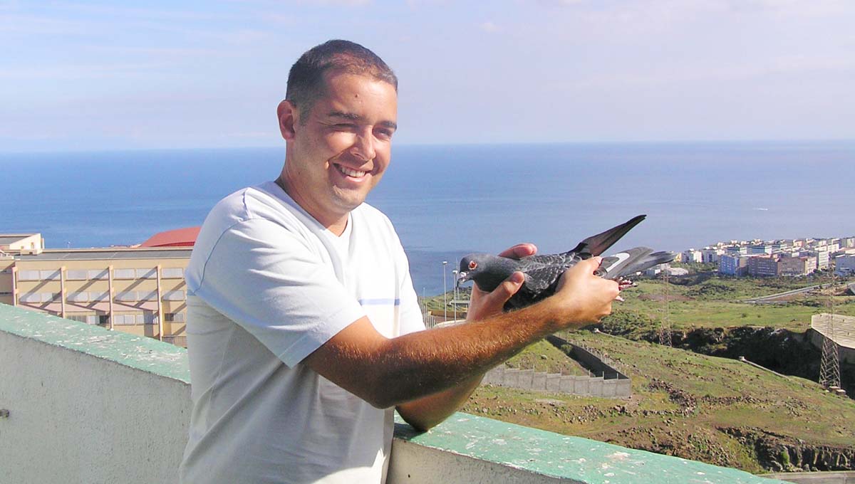 Marco Casanova con una de sus palomas