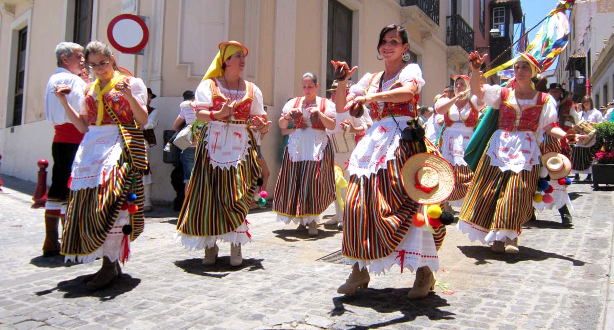 Mujeres vestidas de indumentaria típica durante romería de La Orotava