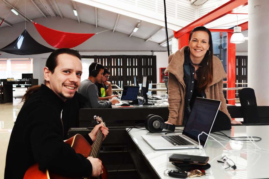 Dos integrantes de Yousican en el coworking My Place de La Orotava 