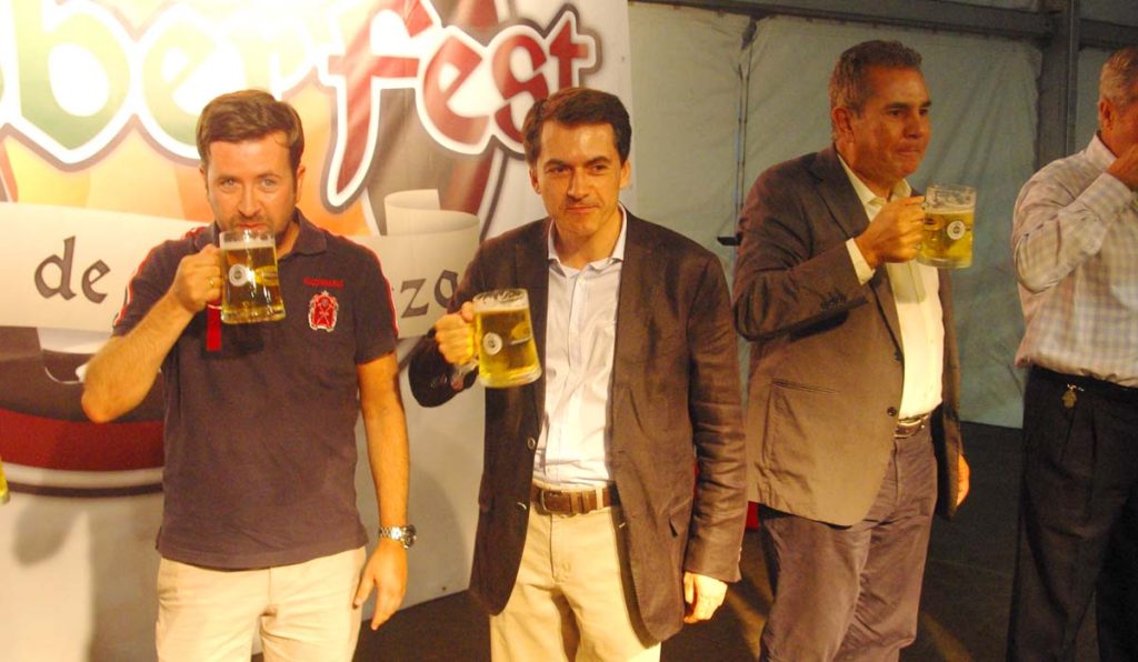 Grandes expectativas y mucha curiosidad: Carlos Alonso, vicepresidente del Cabildo, José Joaquín Bethencourt, consejero del Cabildo Insular y el alcalde de Adeje José Miguel Rodríguez Fraga durante la Fiesta de Cerveza, celebrada en el destino turístico de Adeje