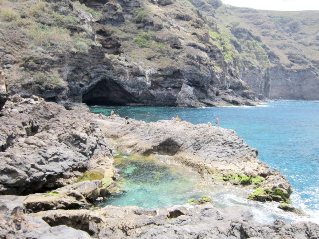 La rocosa costa  al lado del paseo litoral "Costa El Sauzal"