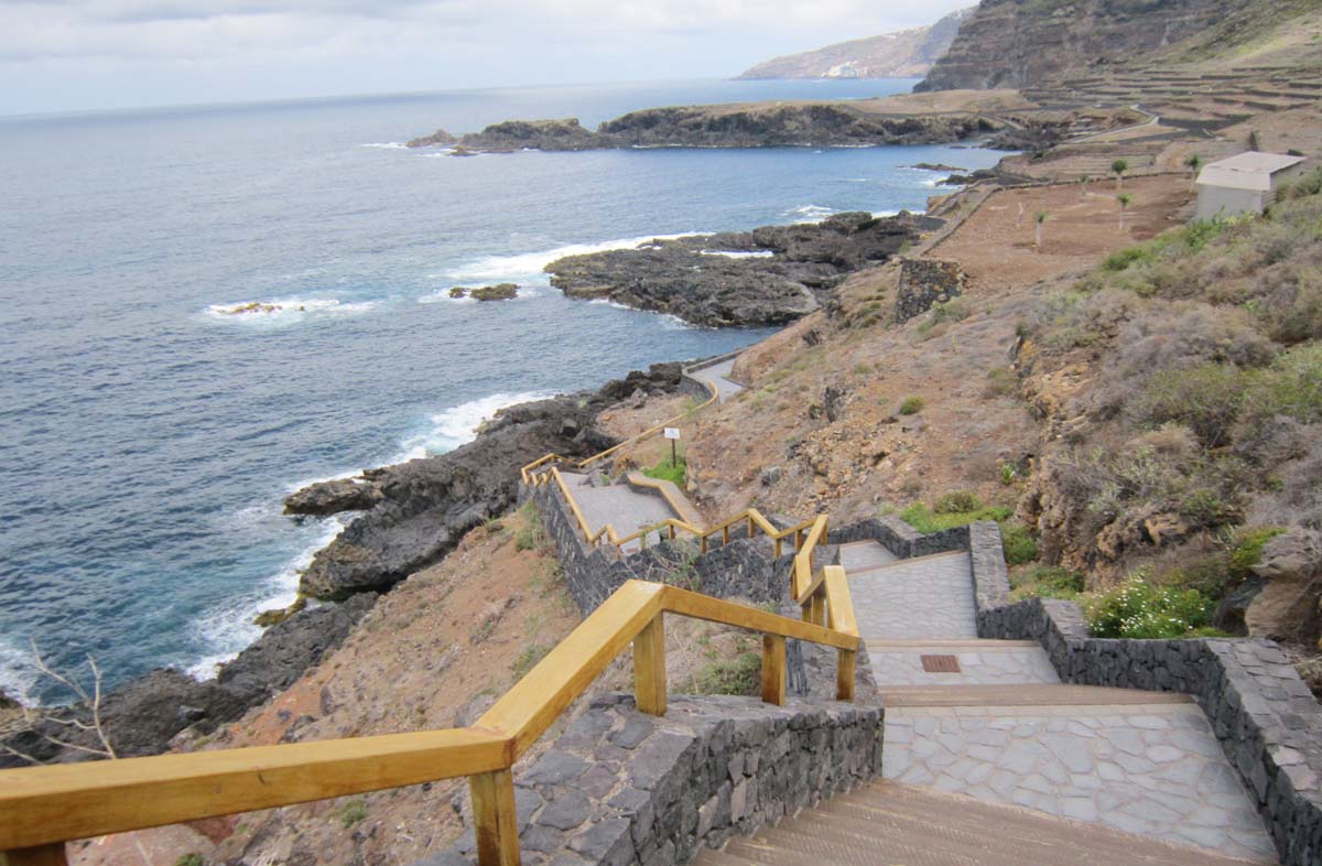 La larga escalera da acceso al paseo litoral "Costa El Sauzal"