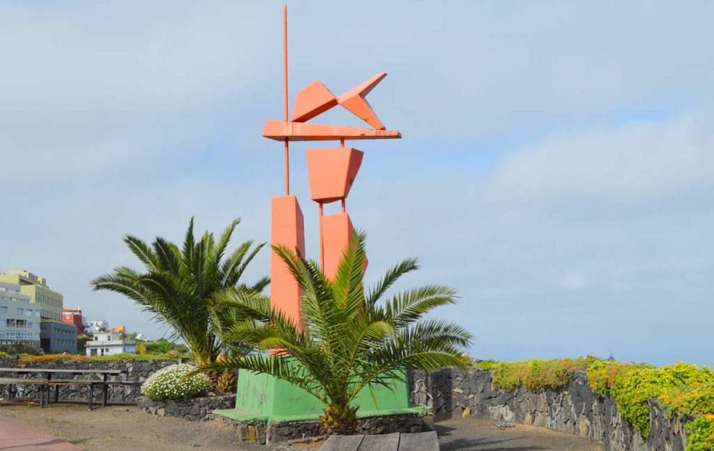 La escultura del Guerrero  La Matanza está muy visible desde la autopista