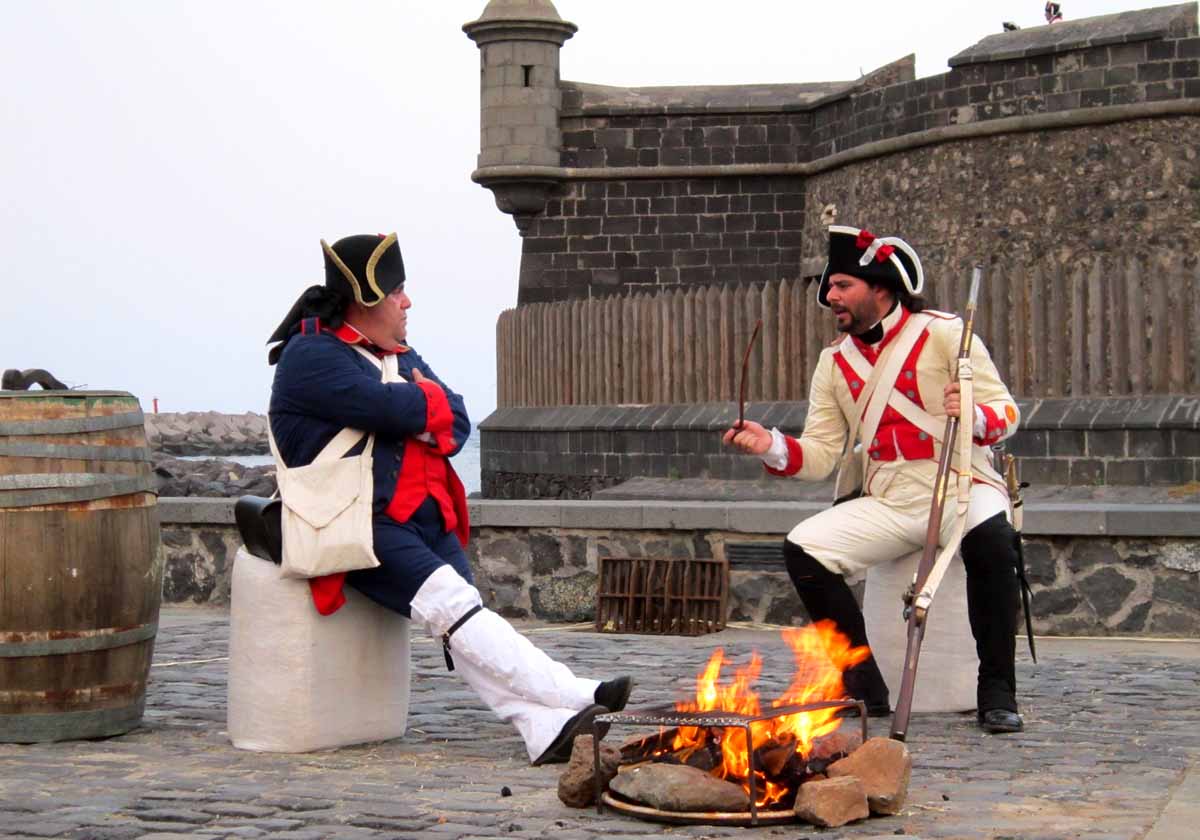 Dos actores charlando en una escena de la Gesta