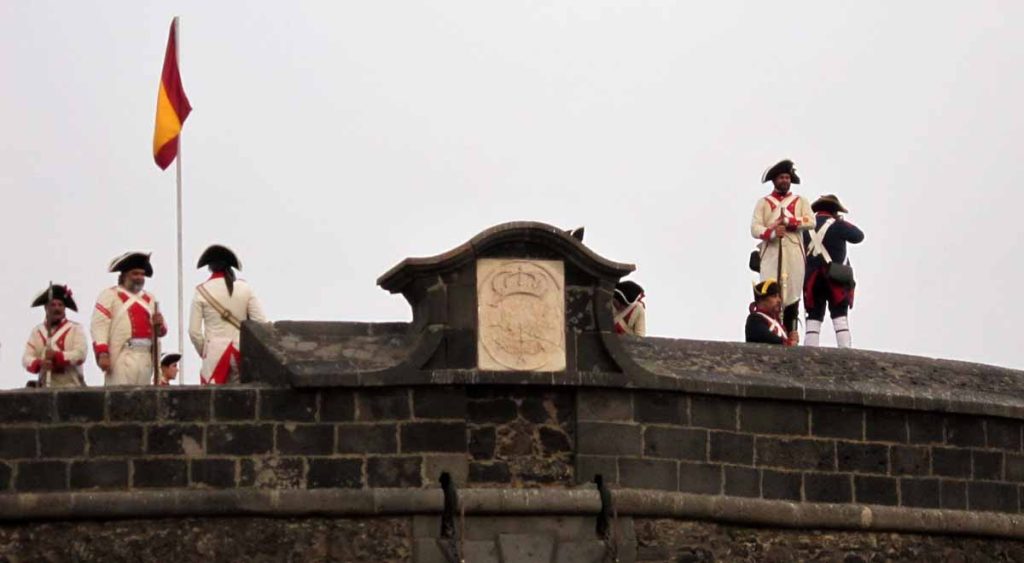 Desde el techo del Castillo Negro los tinerfeños vigilan el mar  