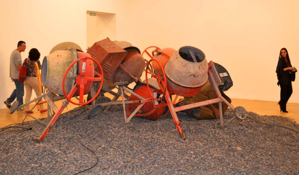 Escultura dedicada a la construcción. Las hormigoneras marcan el ritmo de la banda sonora