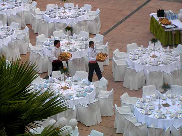 Los camareros preparan la comida nocturna  