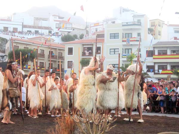 Los jefes de la tribu guanche debaten cómo hay que seguir tras haber sido informados por el hallazgo de la estatua de la virgen