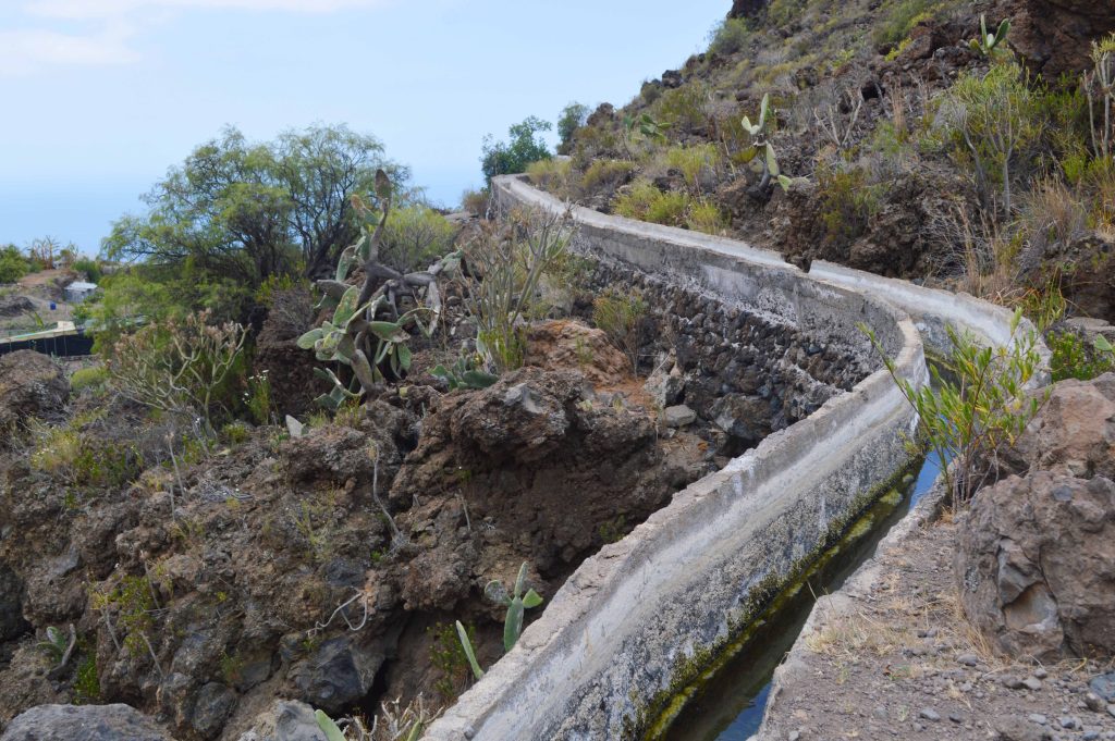 El sendero pasa por un canal de agua