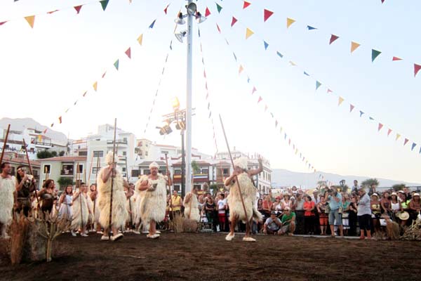 El guanche avisa a la tribu . . . 