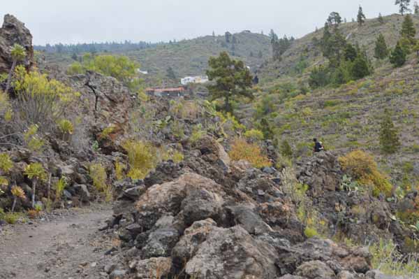 El sendero pasa por un paisaje pedregoso