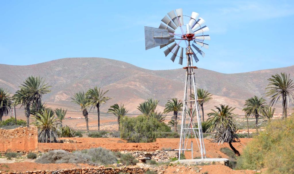 El giro de la rueda del aeromotor propulsa el movimiento del agua 