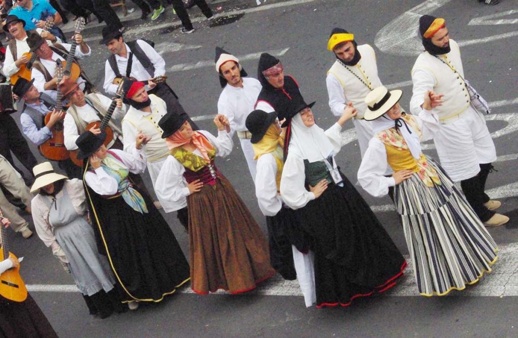 Un grupo de baile tradicional en una romería de Los Realejos