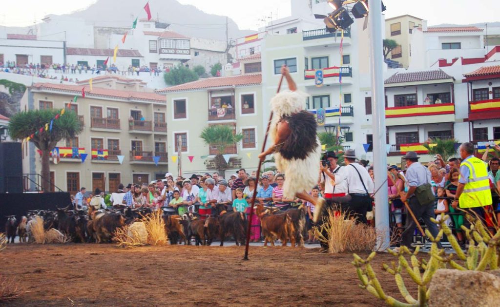 Una obra teatral en honor al pasado celebrada delante de las fachadas del pueblo de Candelaria 