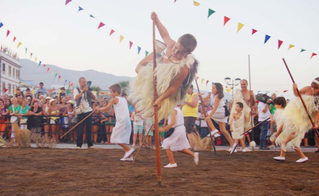 Los niños aprenden la técnica del Salto del Pastor, deporte autóctono tinerfeño