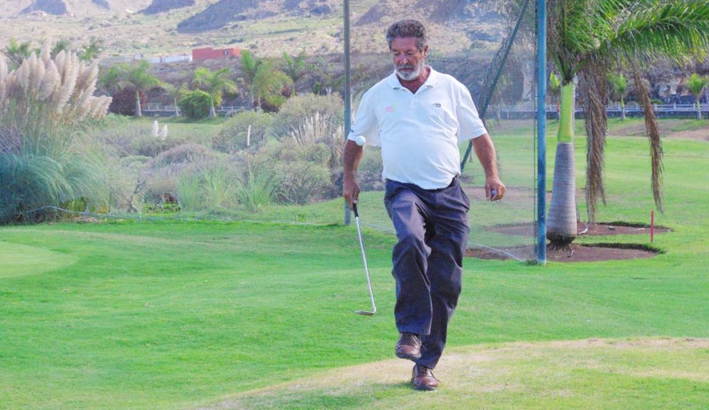 Practicar malabarismo futbolero para animar y motivar al alumnado 