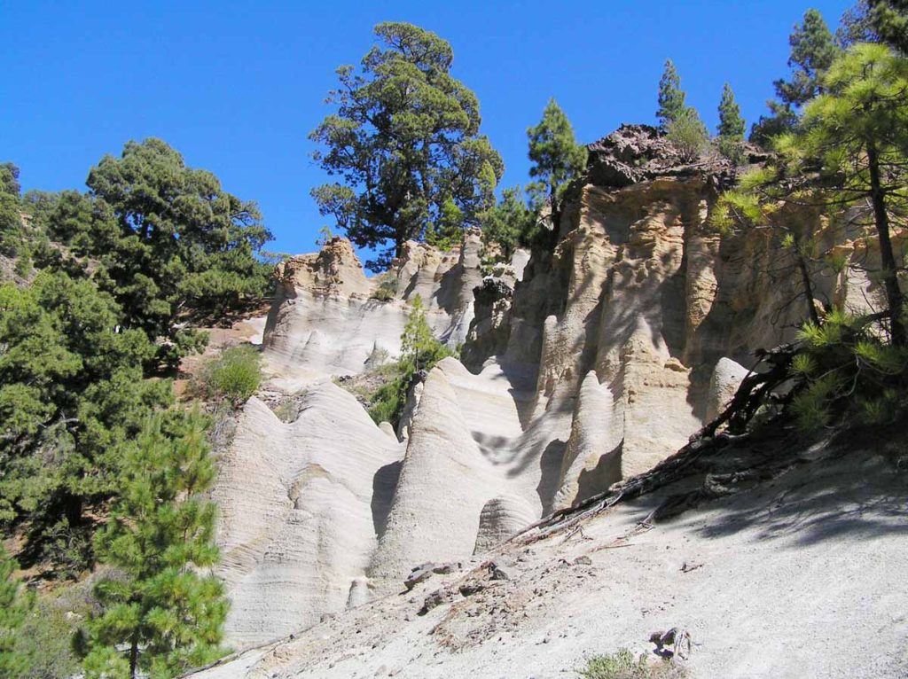 Una última mirada a las blancas rocas misteriosas antes de salir