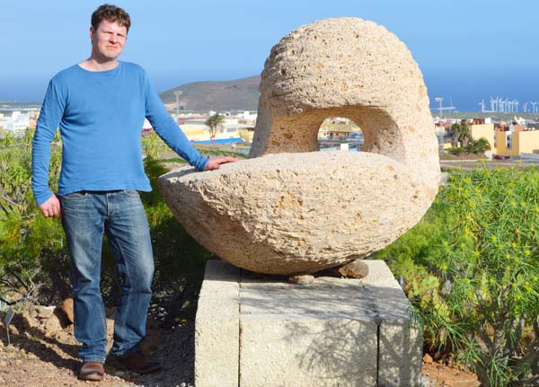 Yves Rasch al lado de su obra de arte