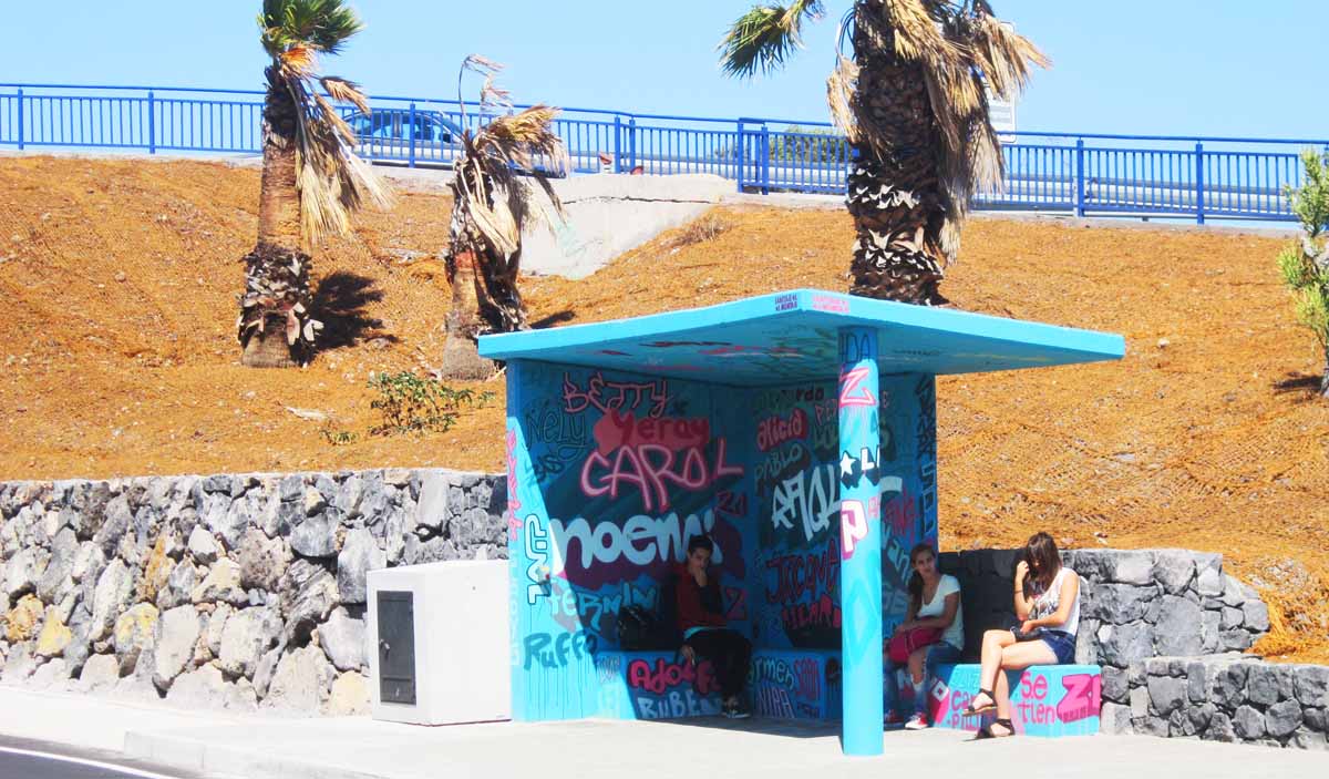 Las casitas pintadas en las paradas de la autopista sur de Tenerife son espectaculares