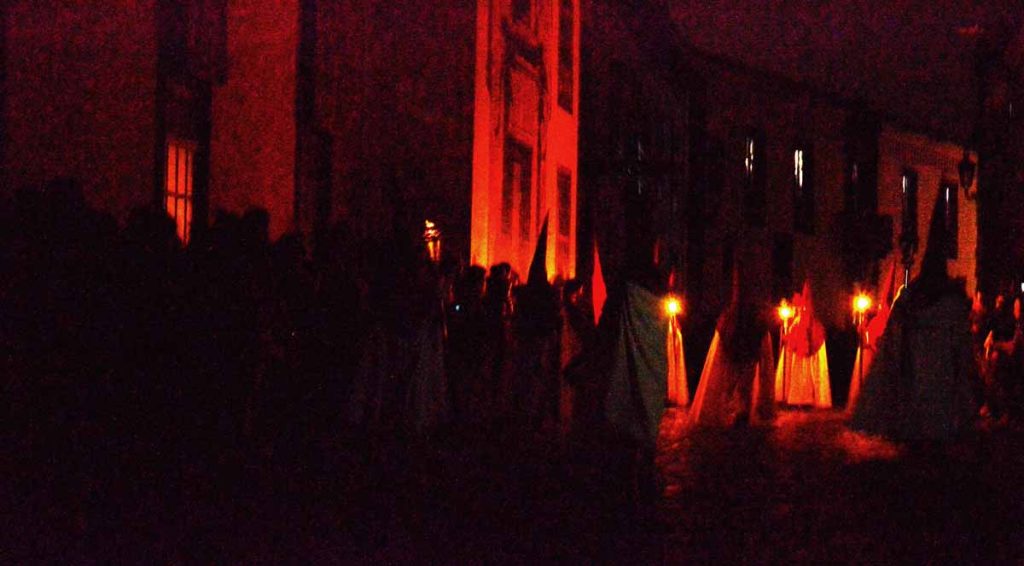 Durante la Procesión del Silencio todo alumbrado del casco histórico está apagado