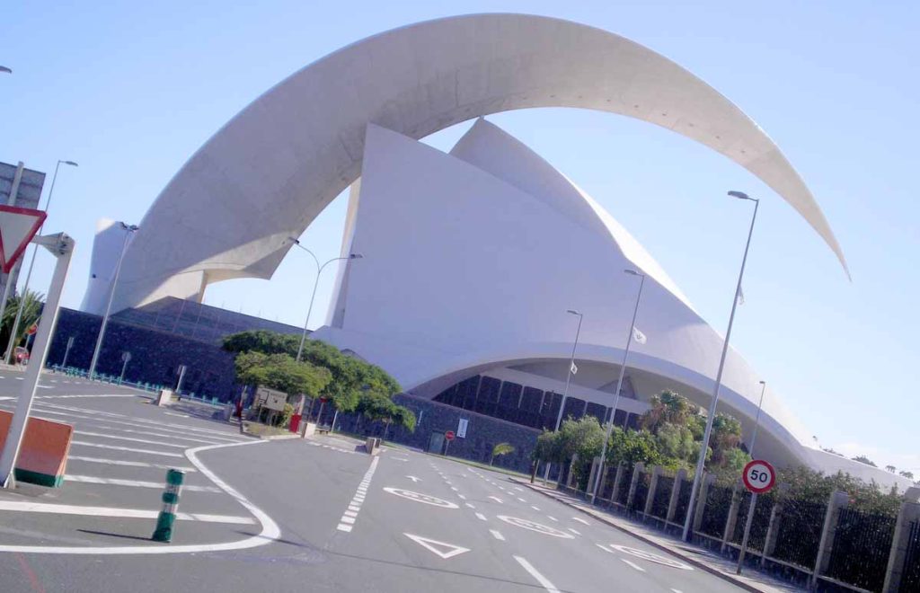 El Auditorio está al lado de la salida del puerto santacrucero