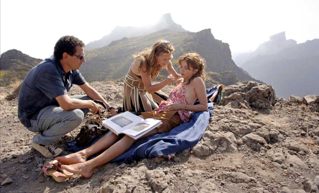 Director Lucas Fernández comunica con Emma Suárez y Victoria Abril en Masca (Tenerife)