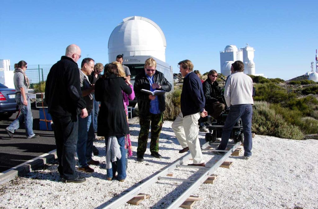 Frente al observatorio tinerfeño, el director Dieter Kehler explica la siguiente escena