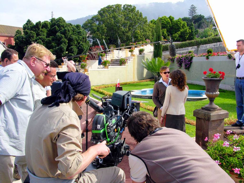 Dieter Kehler supervisa la grabación. Un asistente quita sombras molestosas con un blanco reflector