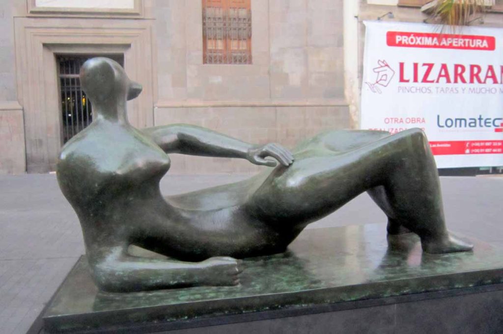 Arte contemporáneo frente a la historia tinerfeña. La escultura está colocada delante de la Casa de Carta de Santa Cruz