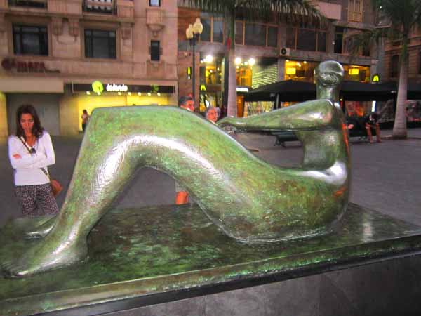 . . .  de Henry Moore. El artista lo versionado con regularidad