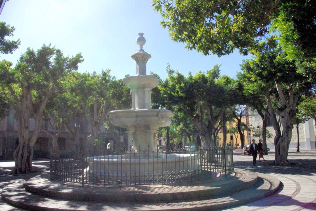 La fuente de la Plaza del Adelantado atrae las miradas