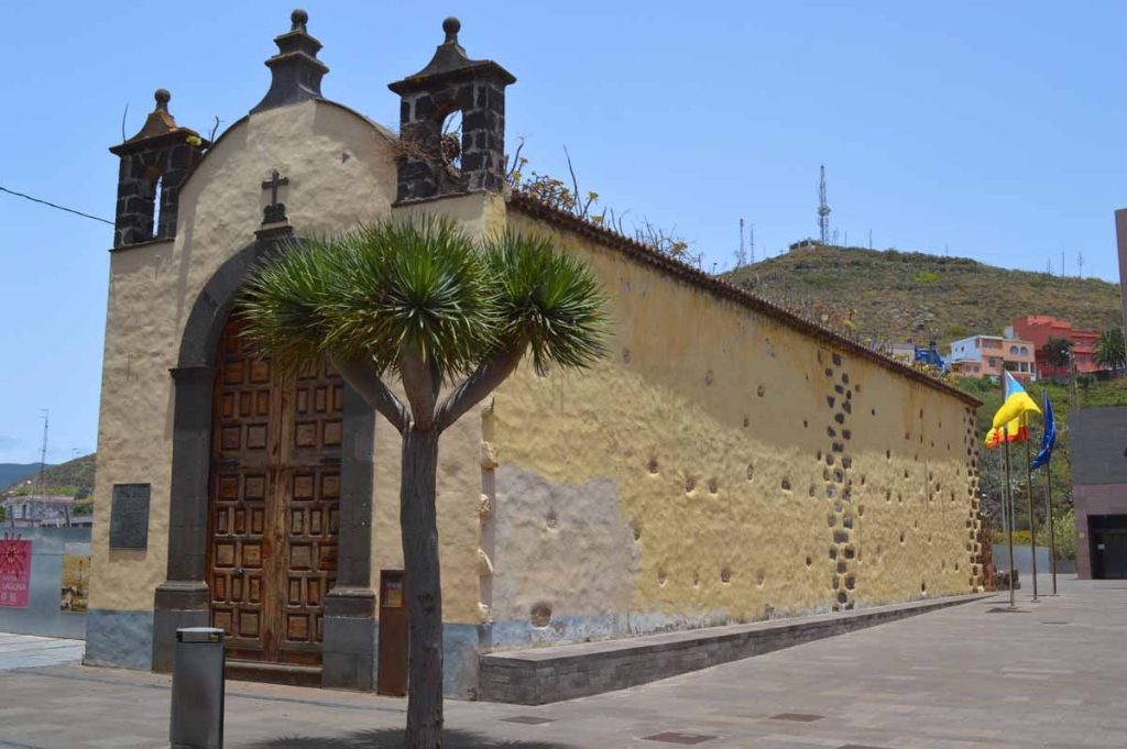 La facha de la pequeña capilla amarilla de San Miguel de 1515 